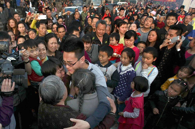 赣州4岁男孩被拐 26年后母子终团聚感动全村 